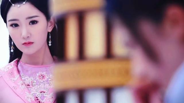 毛晓彤早年持瓢击打白芷画面引热议