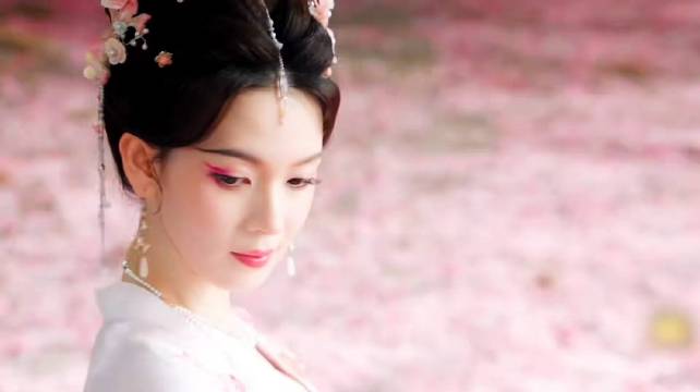 现在都流行甜妹演反派了，西方桃衣服越粉鲨人越狠