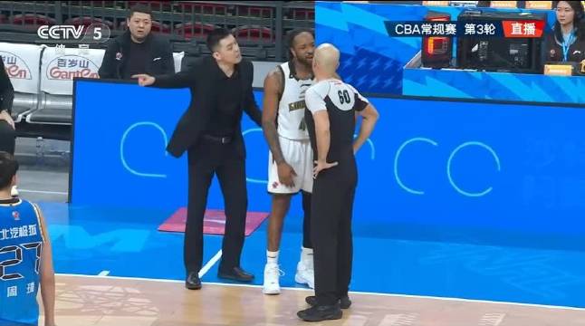 辽宁主帅杨鸣不满裁判判罚，被连吹了两个技术犯规，驱逐出场