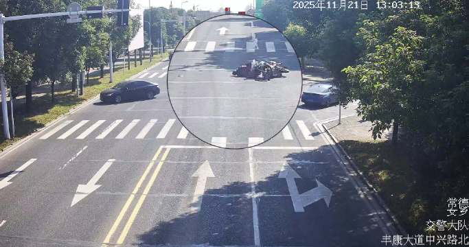 安乡摩托车驾驶员闯红灯撞车负全责