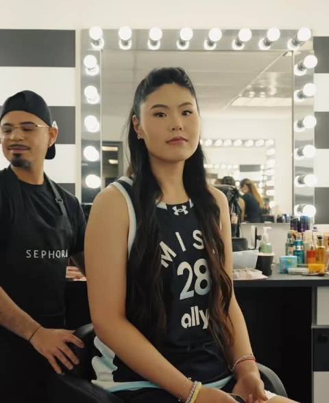 小宝在 Unrivaled 联赛的媒体日 又和飞翼队的奥贡鲍瓦尔来一段了