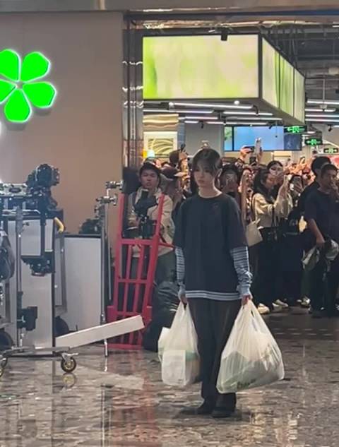 杨超越代拍事件引热议