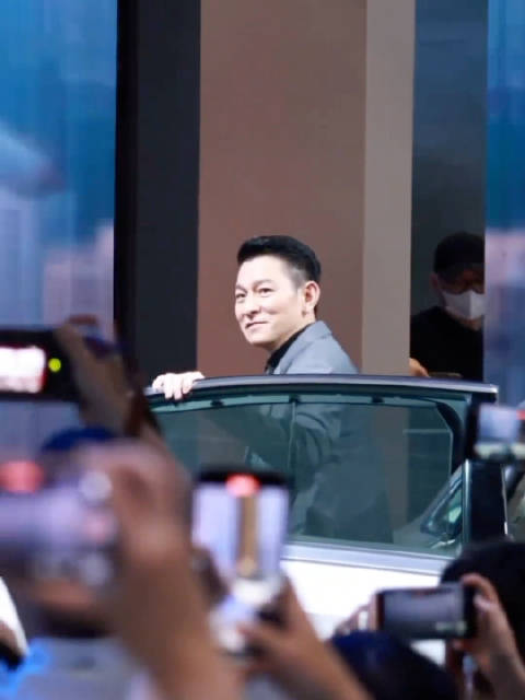 现身车展，人山人海啊！