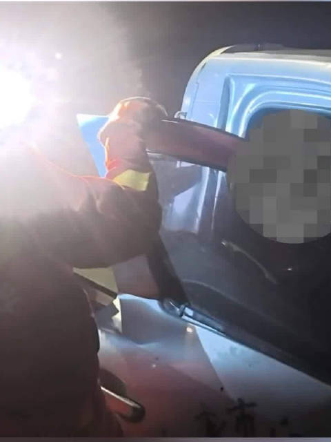 货车深夜撞护档一女子被困 消防员将其稳稳抱出