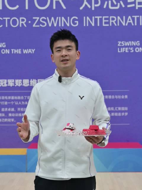 郑思维给总决赛选手送杭州特色定胜糕