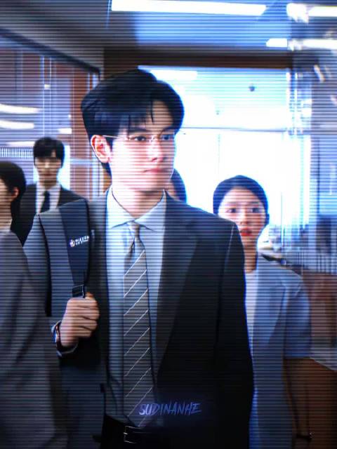 胡先煦西装金丝眼镜造型诠释少年霸总感