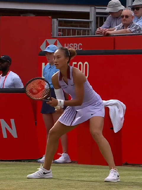 WTA500伦敦站1/4决赛郑钦文上演草地大作战