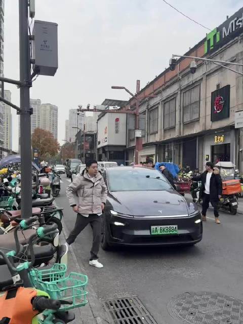 丁俊晖前两天抵达成都东郊记忆，特斯拉非常好！