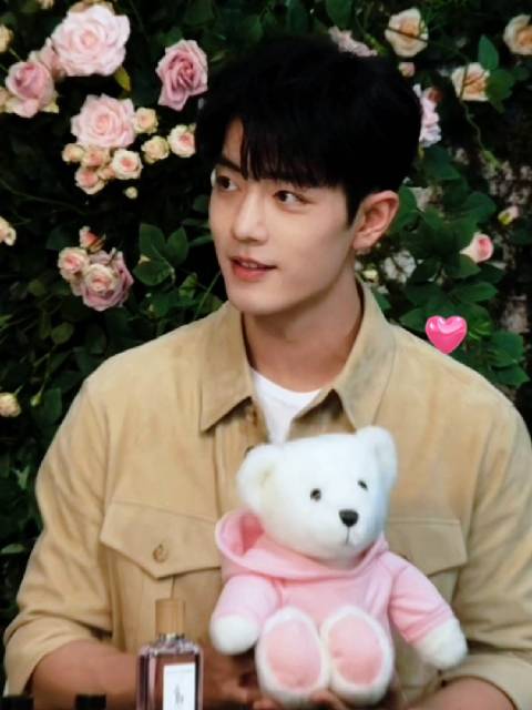 肖战多部影视作品引期待，工作室发文暖心互动