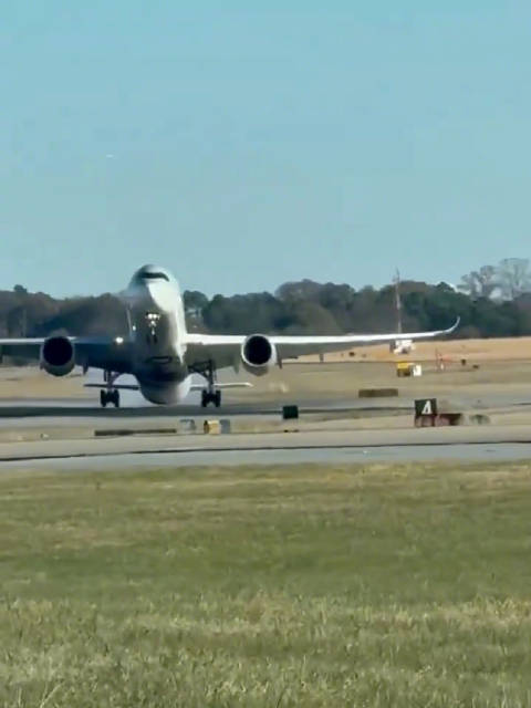 卡塔尔航空A350侧风降落险擦尾复飞