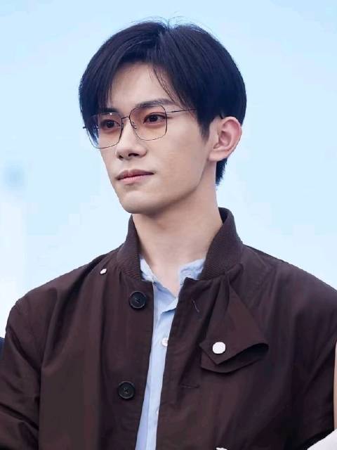 易烊千玺凭较真劲撕偶像标签，张艺谋王晶盛赞其演技