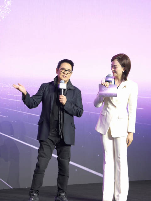 李连杰携女出席尊界S800万台下线仪式，赞其有真功夫