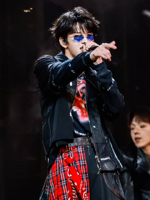 张极金属朋克风演绎《大反派》，新年音乐会演出引瞩目