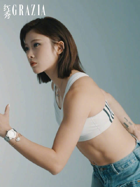 吴艳妮登红秀封面，展现美与力量