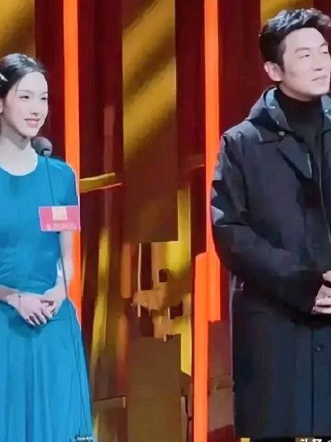 朱亚文国剧盛典穿棉袄亮相，低调沉稳引关注