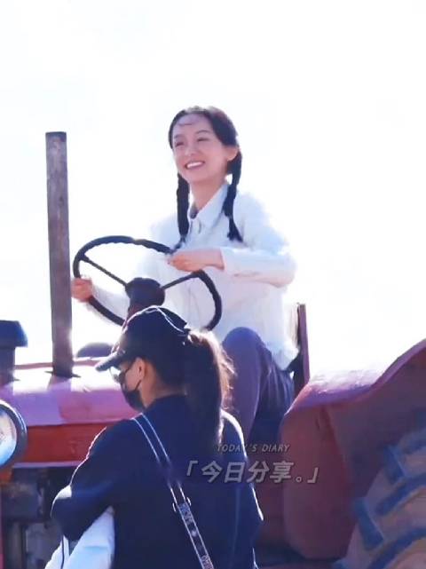 周也驾驶拖拉机笑靥如花，金色麦浪间绽放青春风采