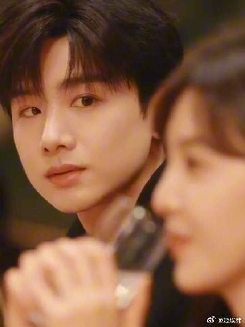 白敬亭章若楠新剧《难哄》上演偶遇同事名场面