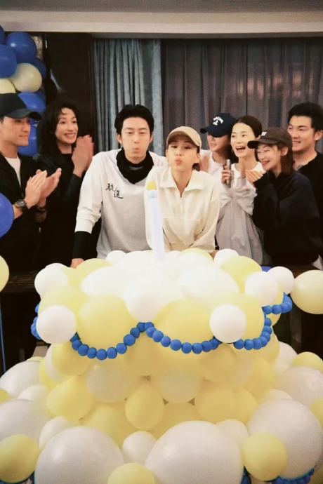 何超莲穿青蛙装庆窦骁生日甜蜜破婚变传闻