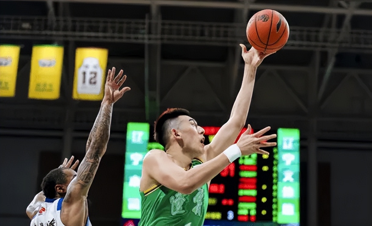 北京男篮半场43-42险胜辽宁男篮，周琦与双后卫联手统治攻防