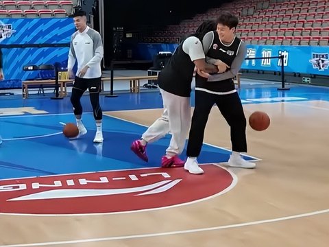 北京备战辽宁！翟晓川打趣杨鸣，赵睿被熊抱，许利民采访全力以赴