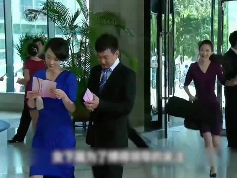 心机秘书为挑衅正妻，竟故意在重要场合跟正妻撞衫，结果白费心机