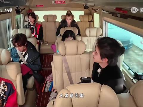 怎么突然有点嗑到敖瑞鹏和王楚然的cp感了，他俩都能get对方的点玩在一起