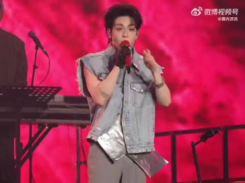 曾舜晞粤语歌《Dehors》《吻你吻上太空》连登榜单