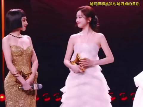 彭小苒没想到一上台还是不由自主的干回了主持的老本行，一开口就对味了