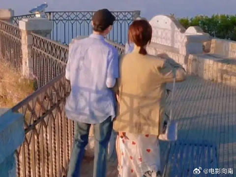盛夏与晚风，黄昏与路灯，我与你