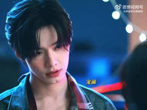 何与靳朝互动引热议，细节展现亲密瞬间