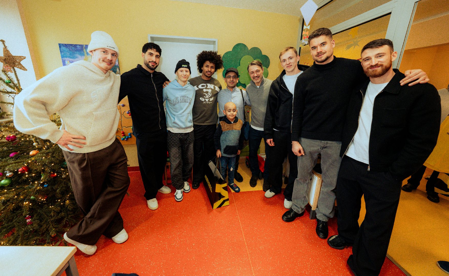 多特蒙德球员寒冬送暖，探望儿童医院患儿