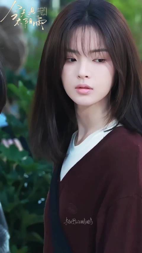 杨超越代拍变站哥，12月15日文案改称小越