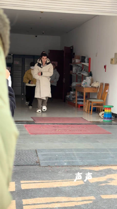 小嗖嗖，舔嘴唇