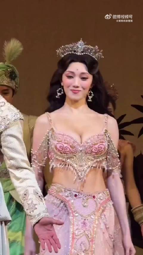 李圣经35岁，音乐剧《阿拉丁》现场演绎茉莉公主，状态绝佳，展现完美身材