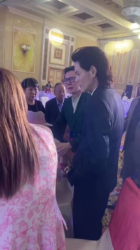 向佐晒一家四口合照引回忆杀