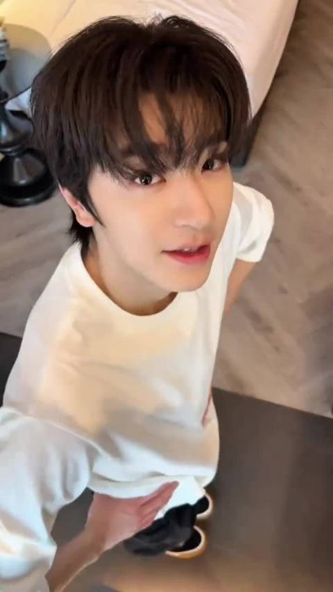 林一也被拎帽子了，咱就是说拍视频的人是踩在桌子上吗，摄影师会恐高不哈哈