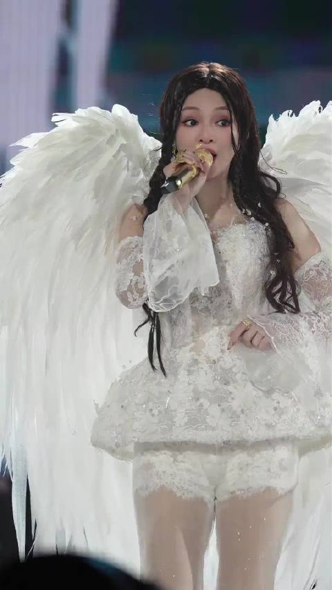 张韶涵造型师拿她当精灵，王心凌造型师拿她当公主，伍佰造型师拿他当流浪汉!