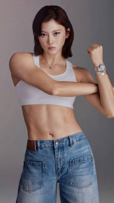 吴艳妮拍时尚大片！穿内衣秀背肌线条，身材太好了，又美又飒