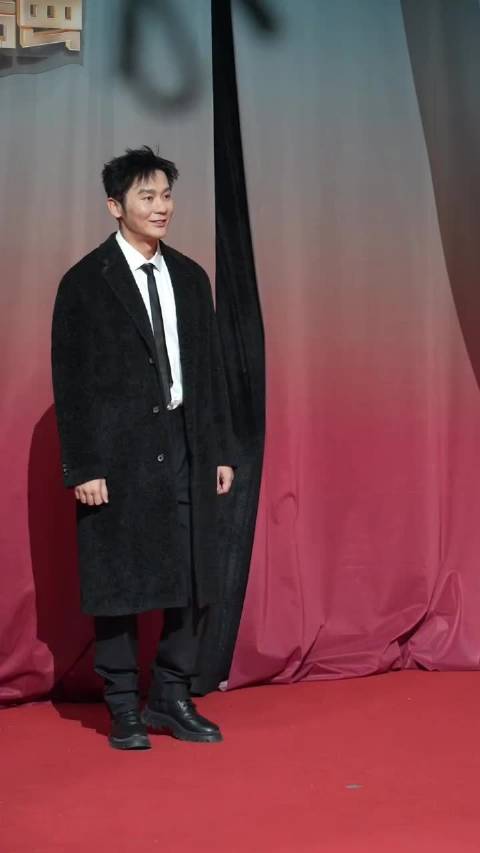 李晨47岁未婚状态引热议，与同龄已婚男星对比显憔悴