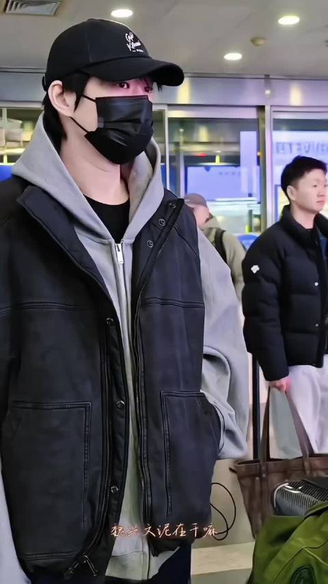 魏大勋今天出发路透～大早上懵懵的还不忘收粉丝的信