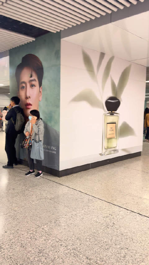 香港嘎就是香香的@王嘉尔 王嘉尔阿玛尼全球香水代言人