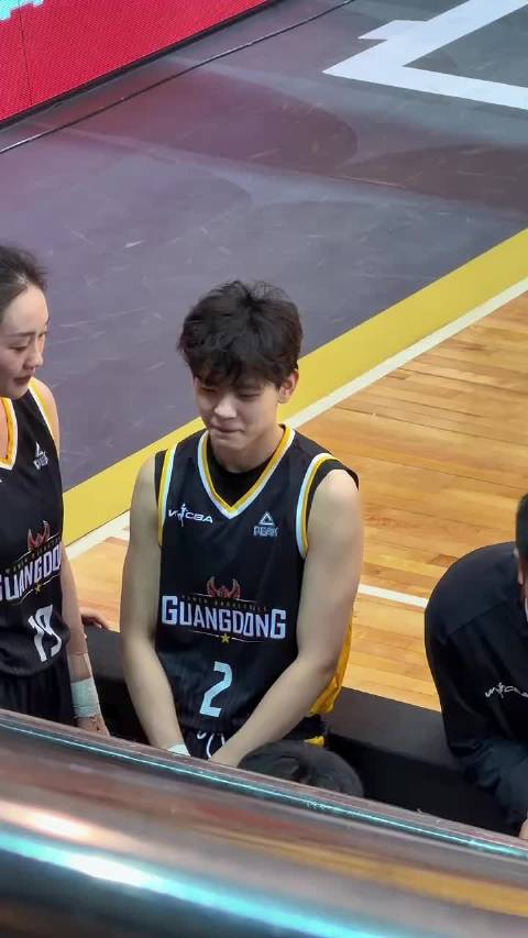 中国女篮姐妹花，杨舒予杨力维场上配合默契、场下嬉笑打闹，这长相太斩女了