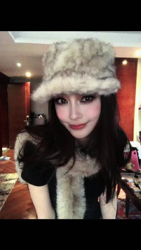 私人聚会有啥好奇怪的，多看看美女吧！