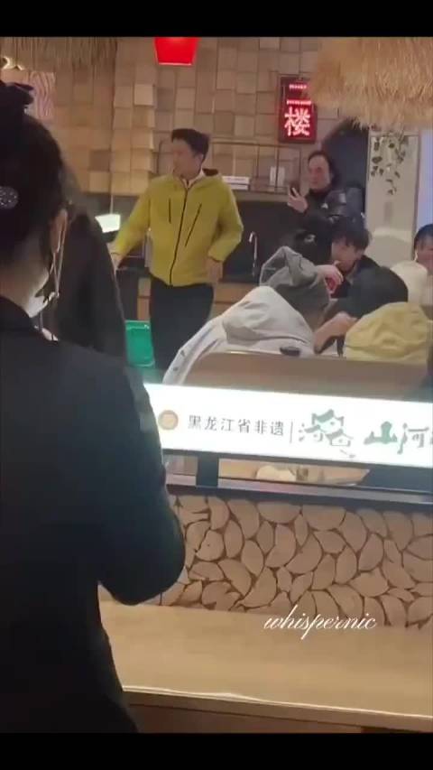 谢霆锋哈尔滨铁锅炖店用餐，与顾客合影