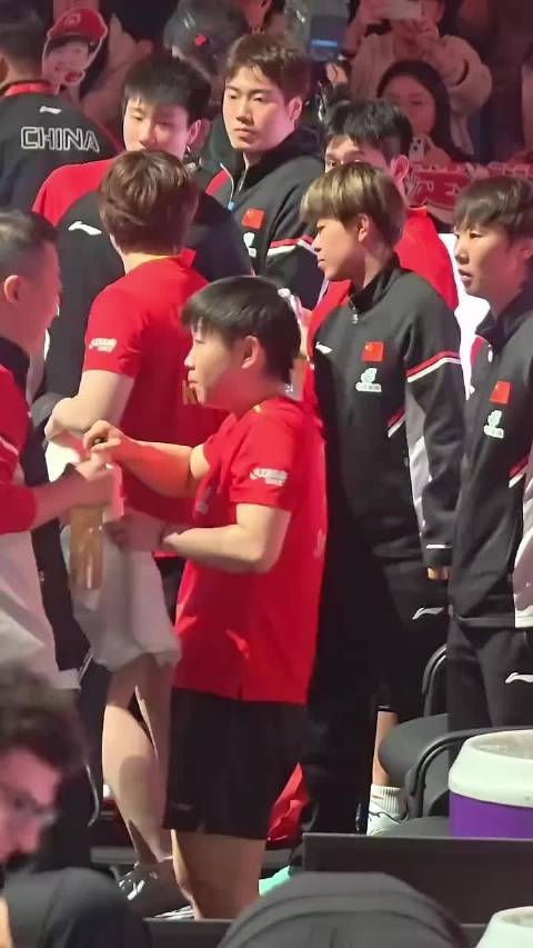 我还没跟莎姐击掌呢？可是她还在听马指导讲话，我就慢慢晃悠着过去吧林诗栋