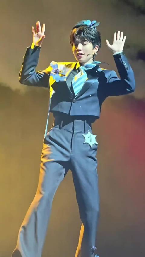 王俊凯话剧首演成功，110分钟挑战三角色