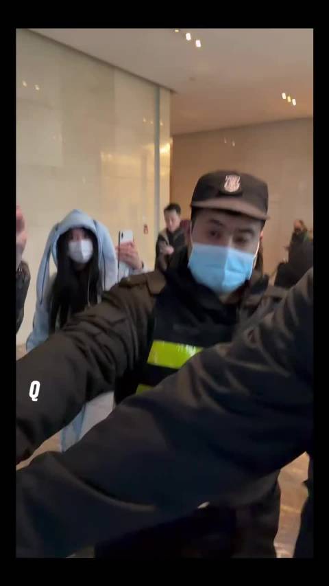 朱亚文提醒粉丝注意安全，状态好转引关注