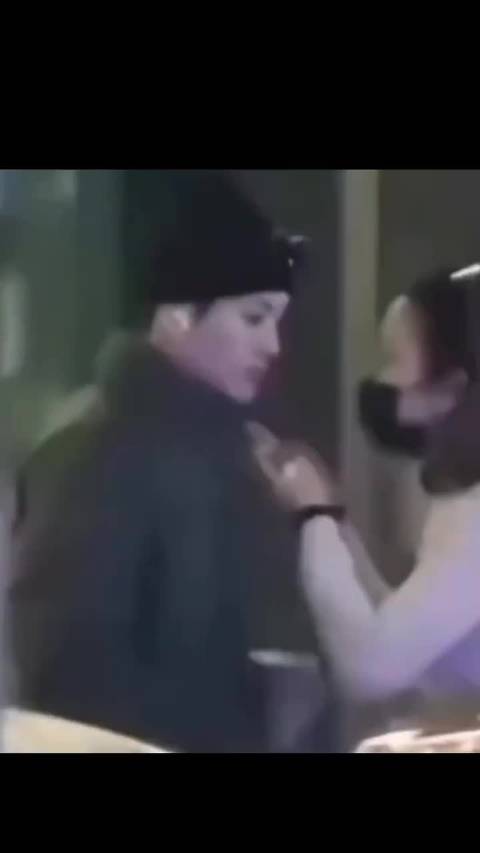 王嘉尔：我左耳进右耳出 还顶嘴 还戴着耳机