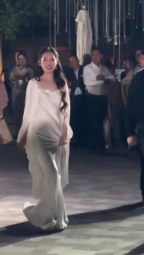 郭碧婷 亮相三亚时装周走秀，41岁这状态如何？