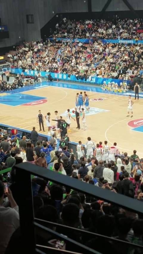 杨鸣连吃两T被驱逐，离场前与队员逐个击掌